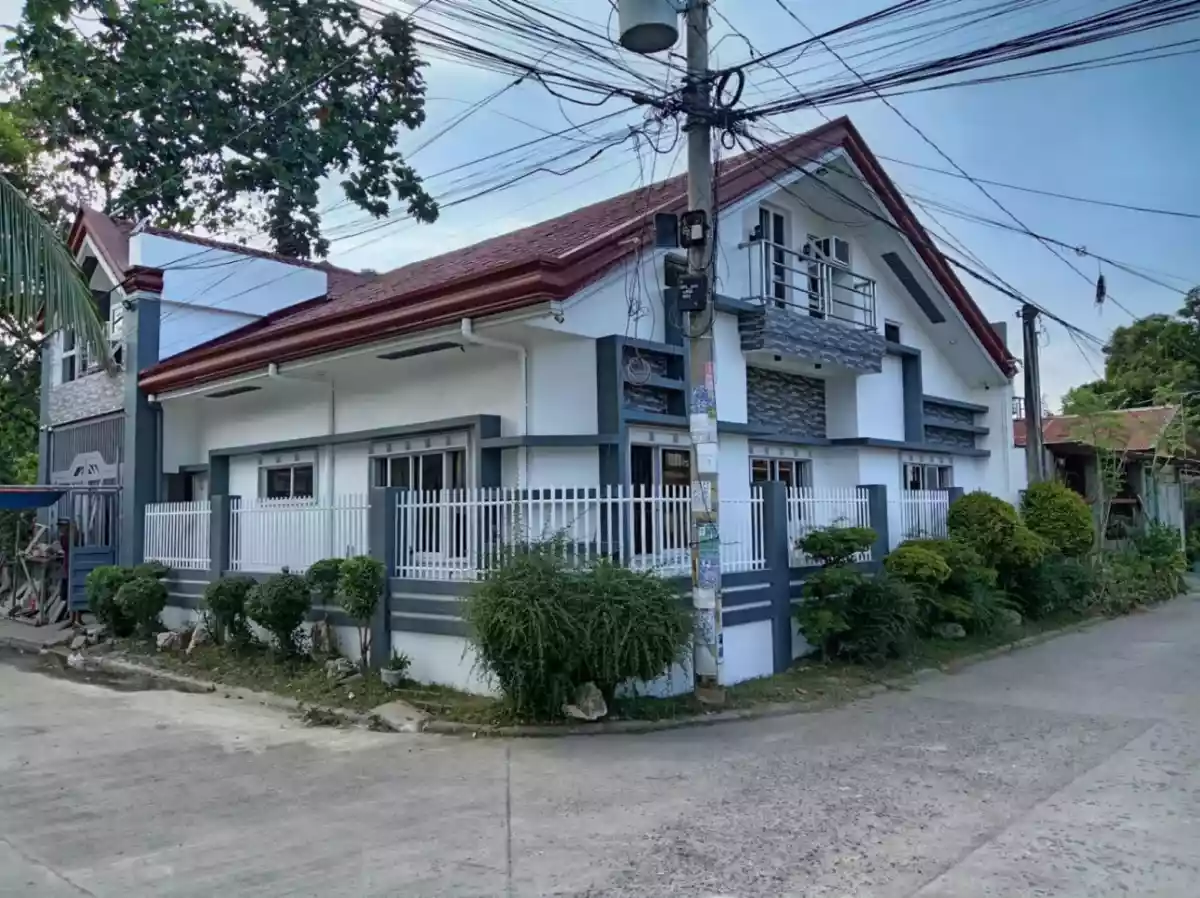 Experience Modern Living in this beautifully designed Loft-Style House and Lot Corner LOt - photo 2