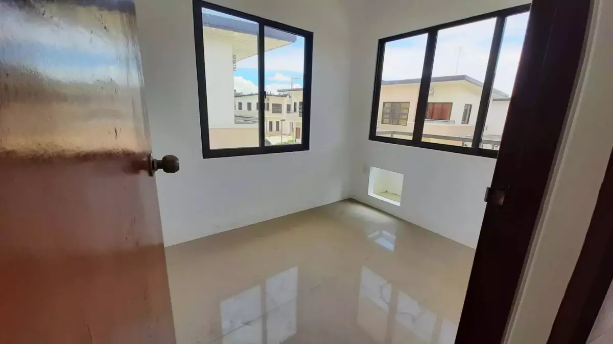4 Bedroom House and Lot For Sale - photo 2