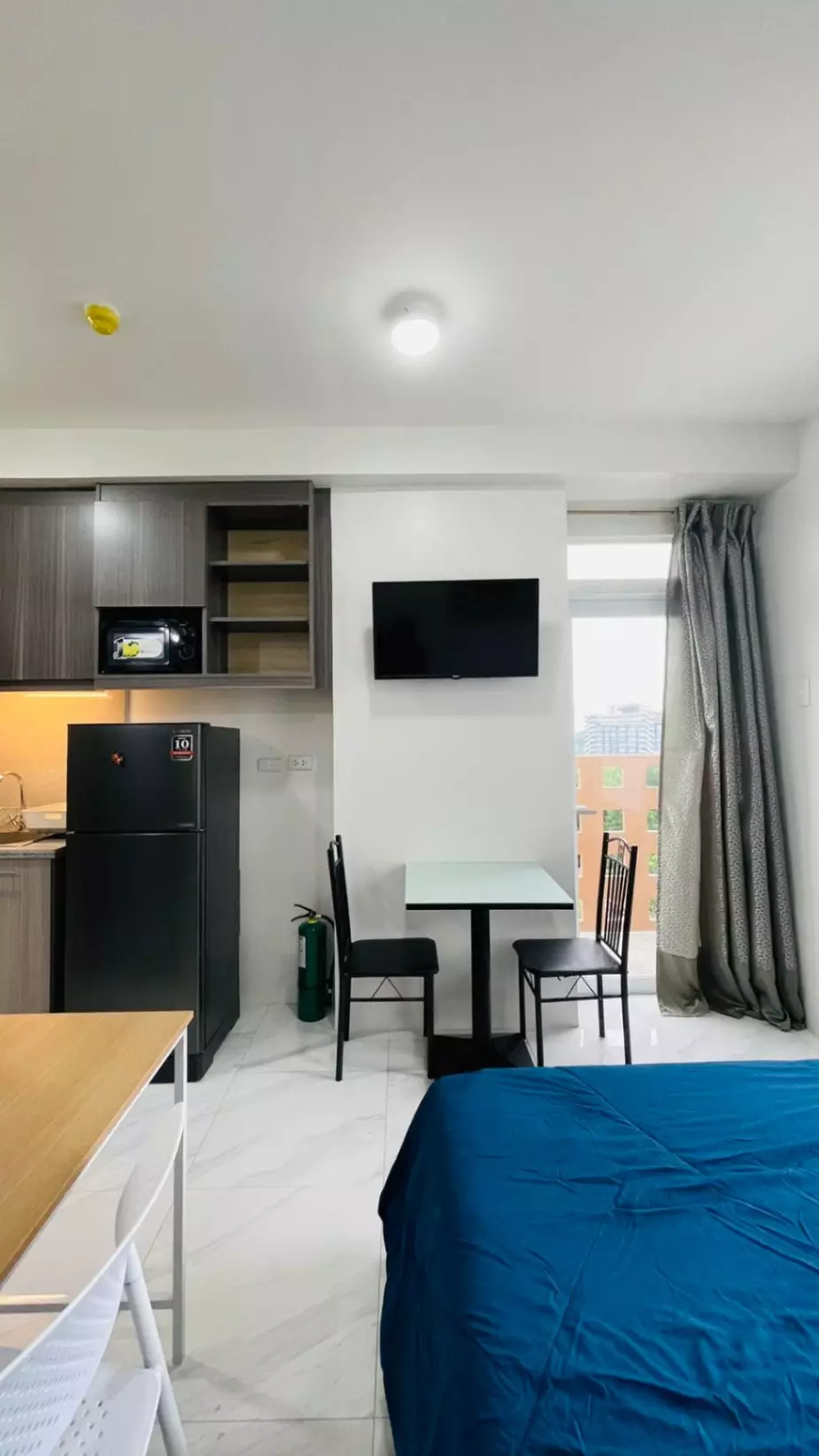 Studio Unit with Balcony in Casa Mira Guadalupe Cebu City, Cebu - photo 5