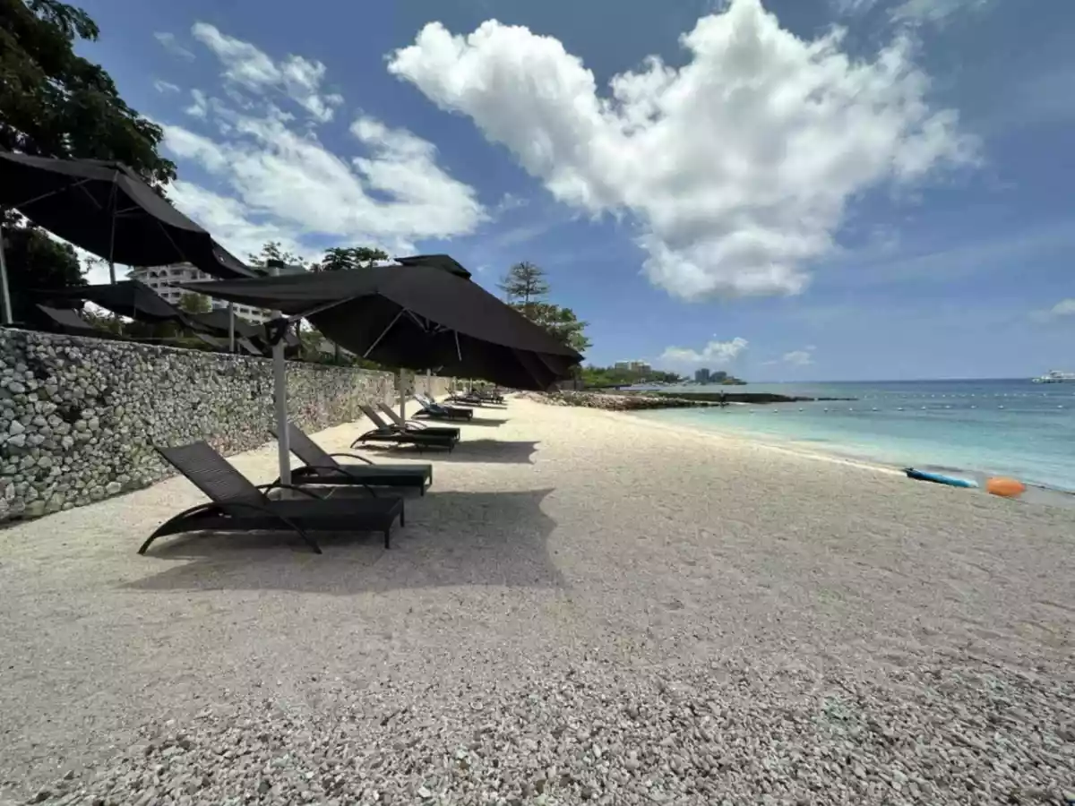 FOR RENT & FOR SALE : FULLY FURNISHED STUDIO CONDO UNIT WITH BEACHFRONT ACCESS IN THE REEF RESIDENCES MACTAN, LAPU-LAPU CEBU - photo 6