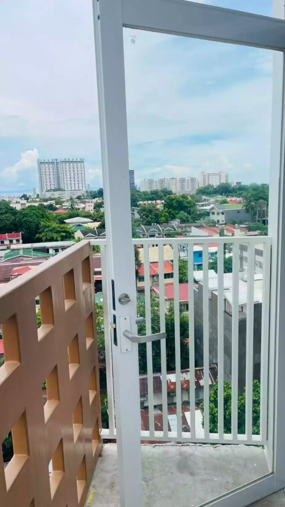 Studio Unit with Balcony in Casa Mira Guadalupe Cebu City, Cebu - photo 3