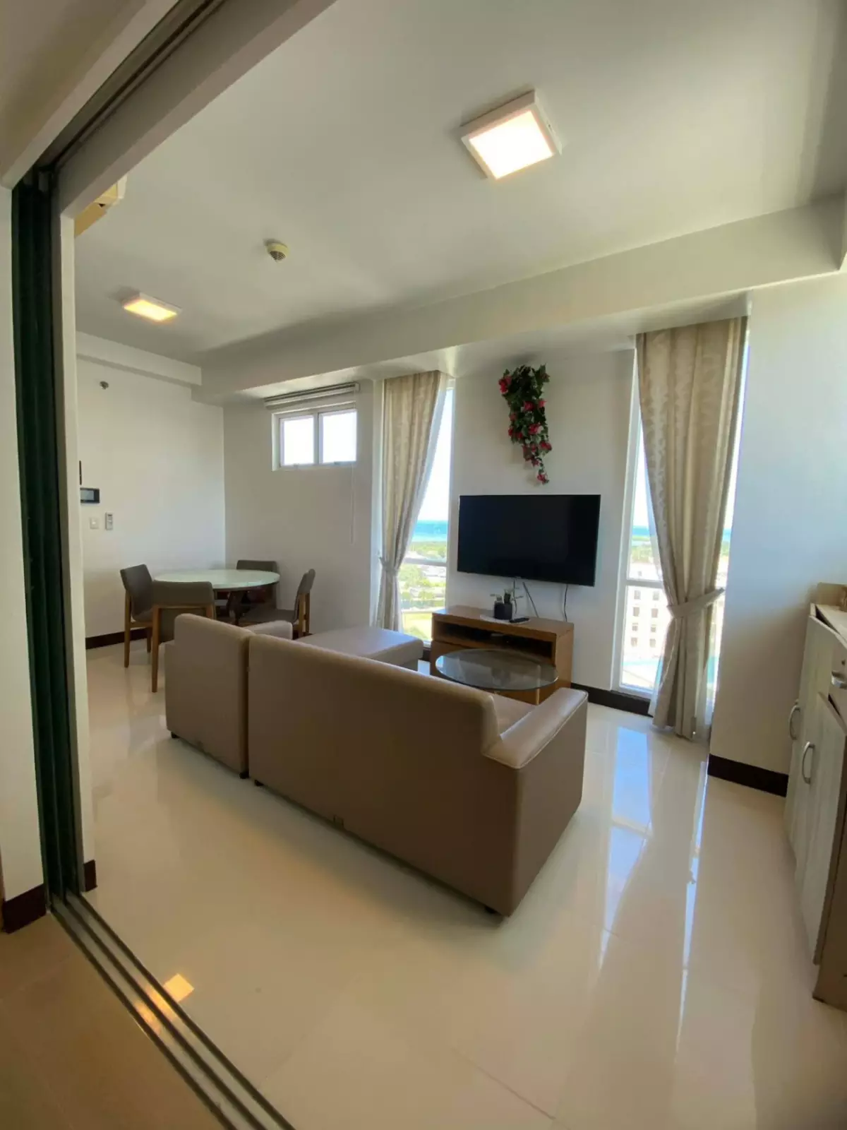 Fully Furnished 1-Bedroom Corner Unit for Sale – 8 Newtown Boulevard, Lapu-Lapu City