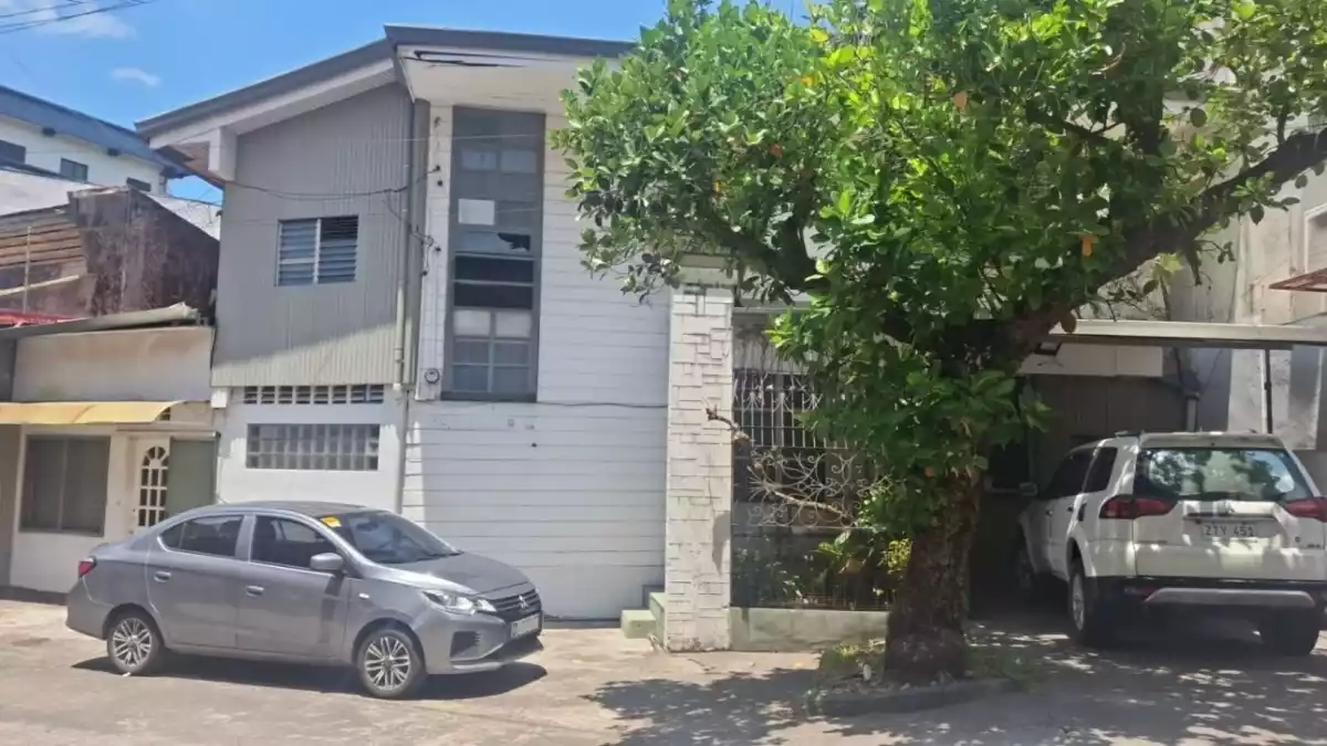 PRIME LOT PROPERTY IN DOWNTOWN BACOLOD CITY - photo 2