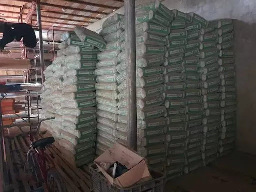 LOT FOR SALE WITH EXISTING CONSTRUCTION SUPPLY — Commercial Lot in Cebu, Philippines — Photo 4