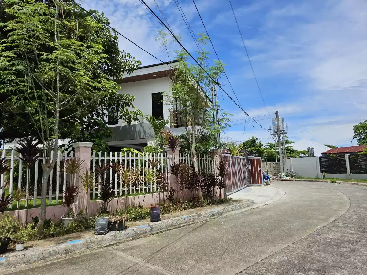 4 Bedrooms with Balcony and Pool — Retirement House in M.L. Quezon National Highway, Lapu-Lapu, Cebu — Photo 3