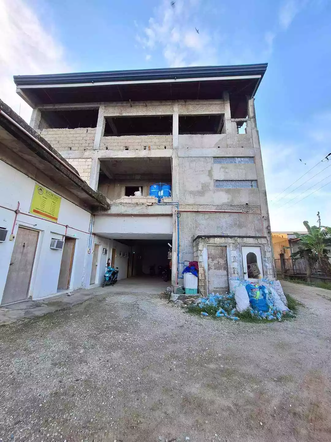 3 STOREY COMMERCIAL BUILDING FOR RENT - photo 3