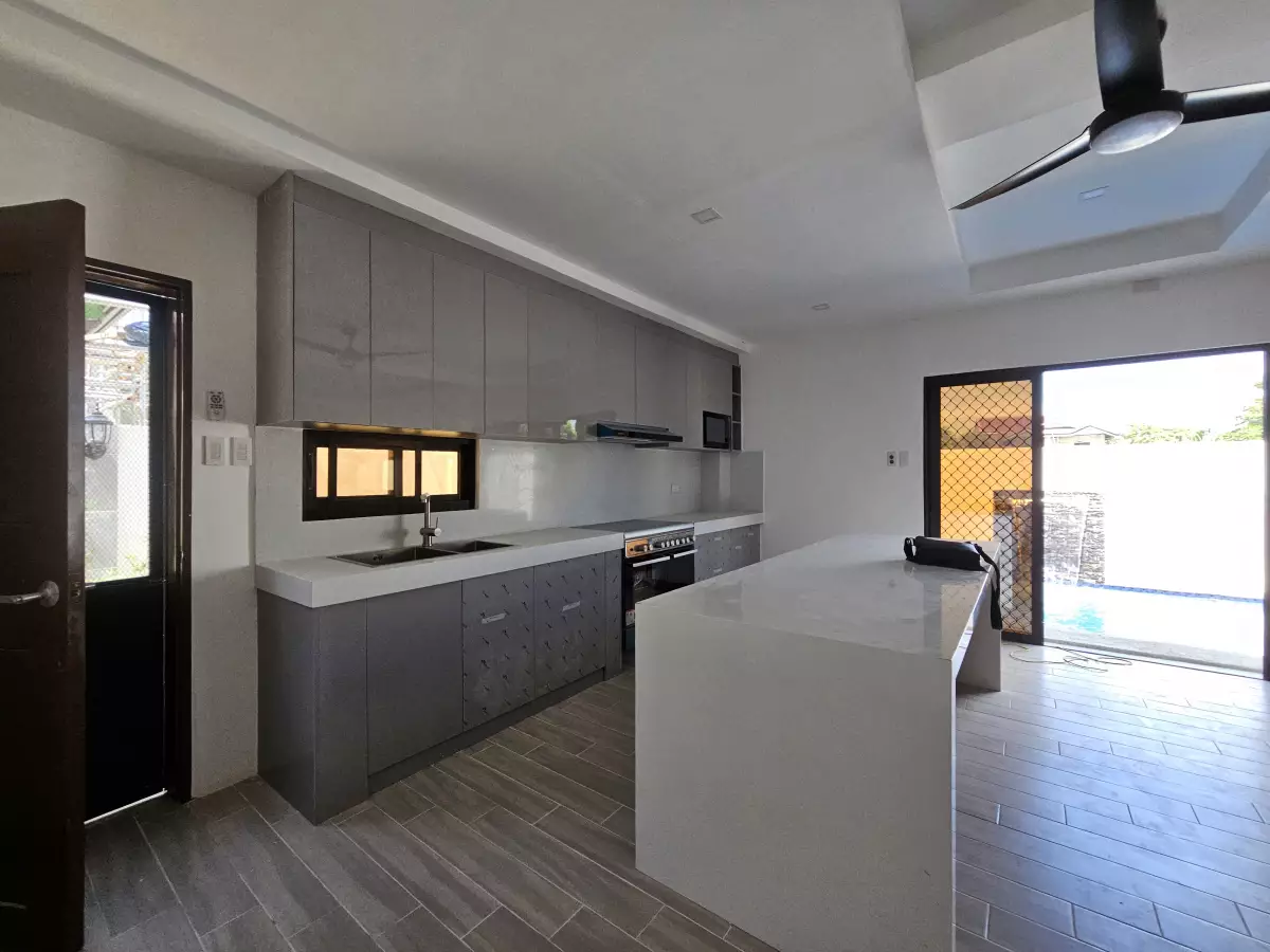 Open photo 24 of 28 — 4 Bedrooms with Balcony and Pool