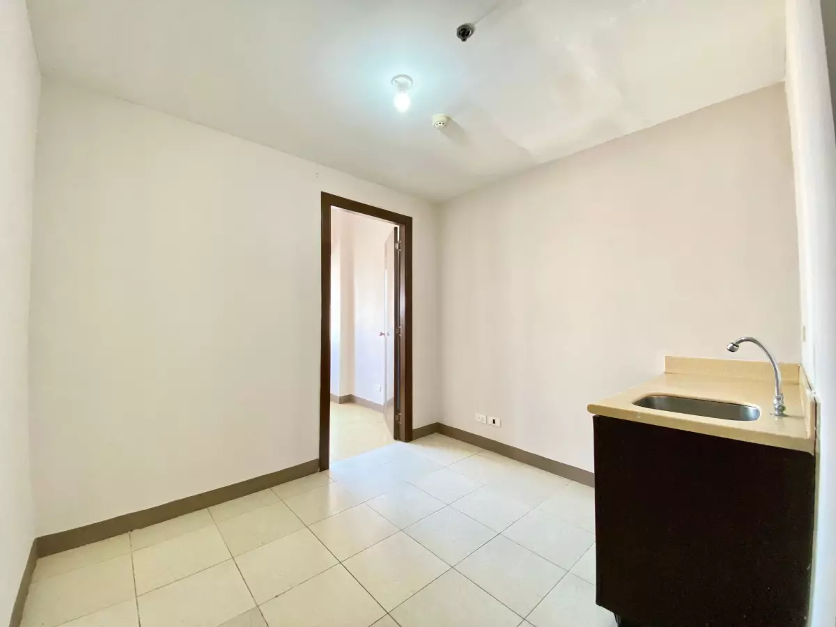 UNFURNISHED 1BR UNIT FOR LEASE at Ridgewood Towers   - photo 4