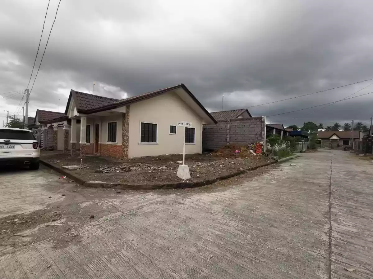 3 Bedrooms and 2 Toilet and Bath Corner Lot at Agan Metro  - photo 2