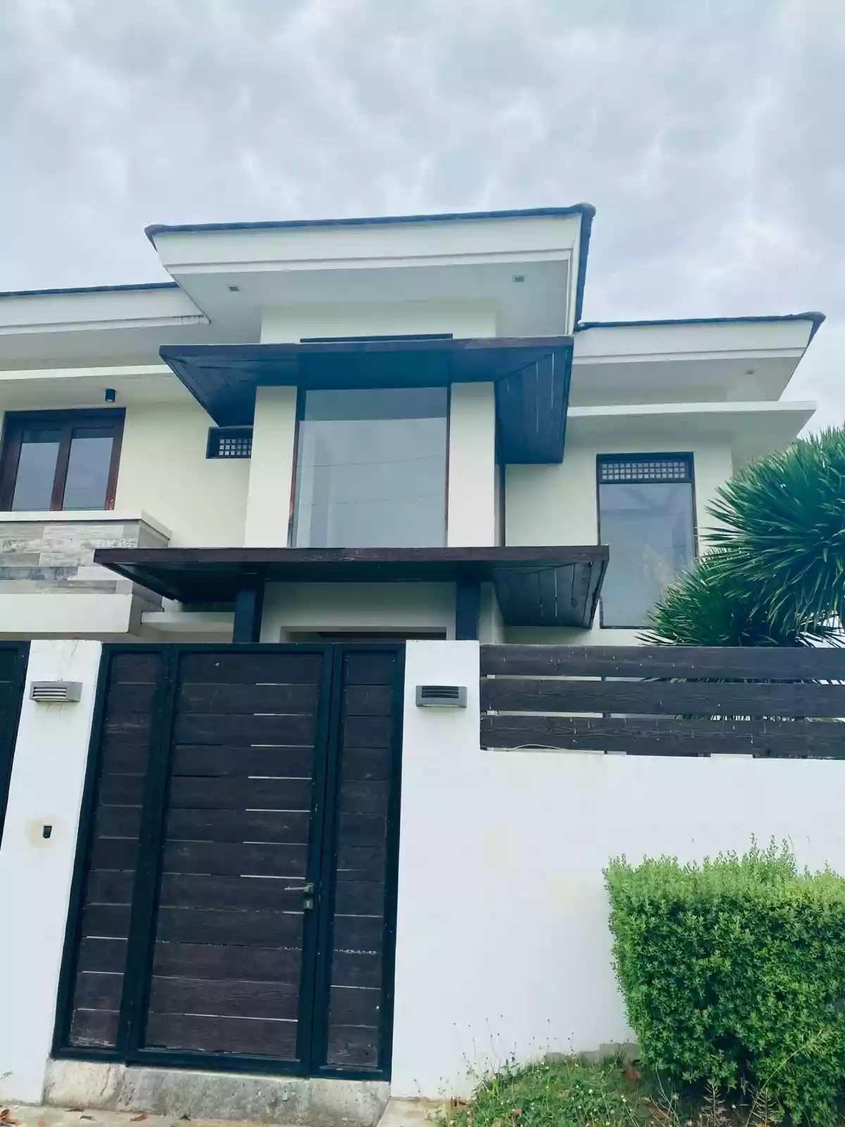ROYAL ESTATES HOUSE AND LOT FOR SALE!