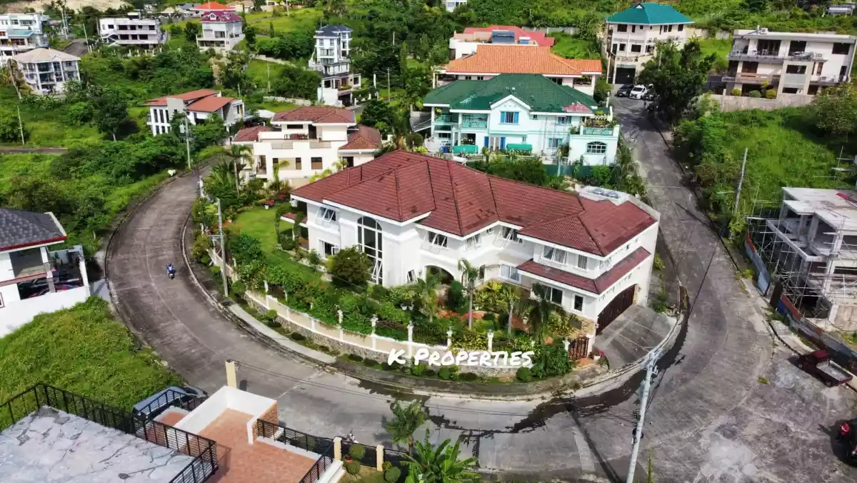 Luxury House with Pool in Consolacion at 45M