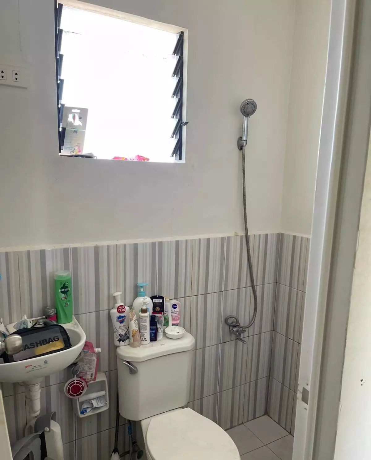 RUSH SALE TWO STOREY TOWNHOUSE UNIT IN CASAMIRA SOUTH NAGA CEBU — Townhouse in Naga, Cebu, Philippines — Photo 4