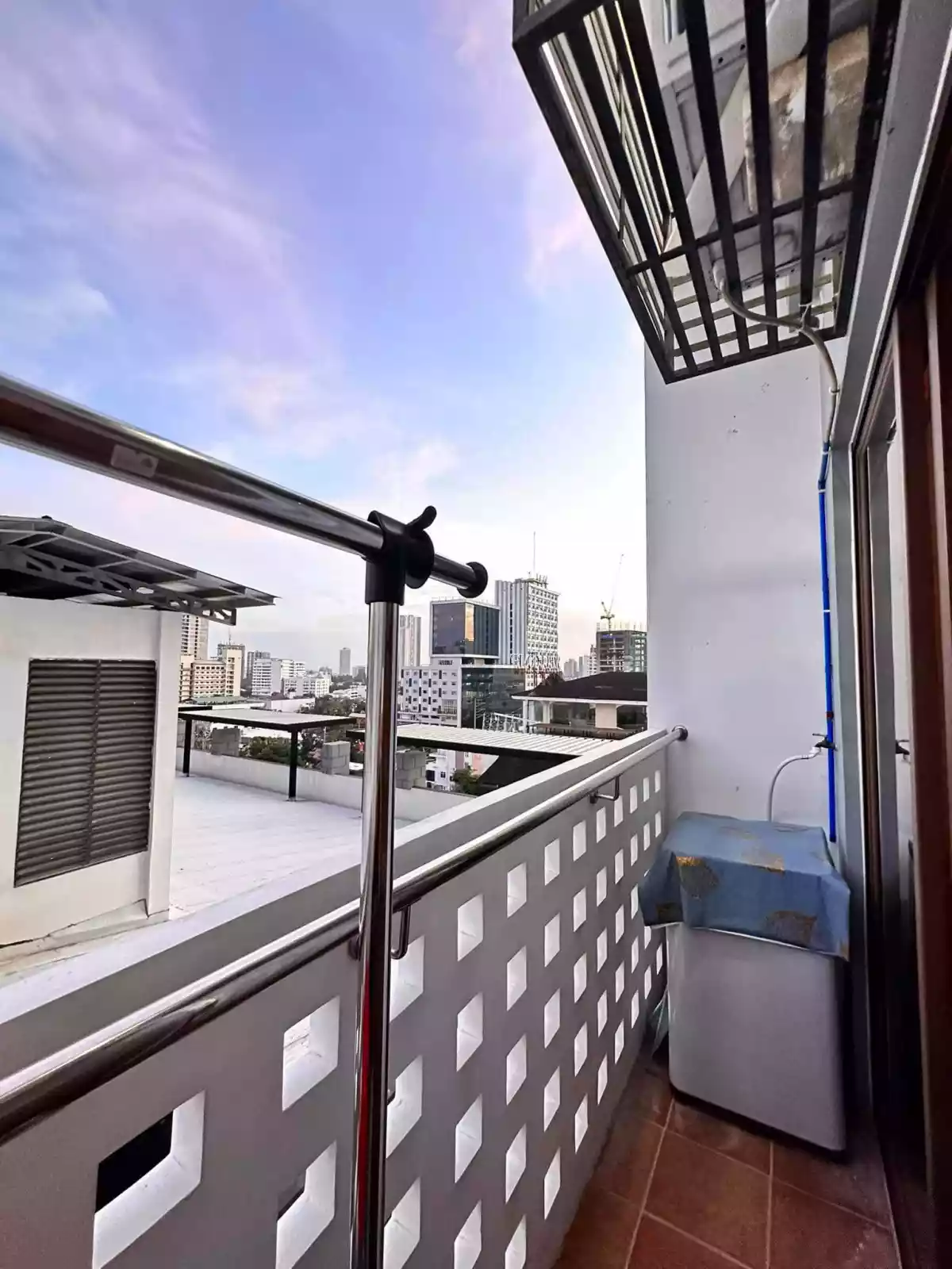 Fully Furnished Studio Unit with Balcony — Studio in Brgy. Kamputhaw, Cebu City — Photo 7