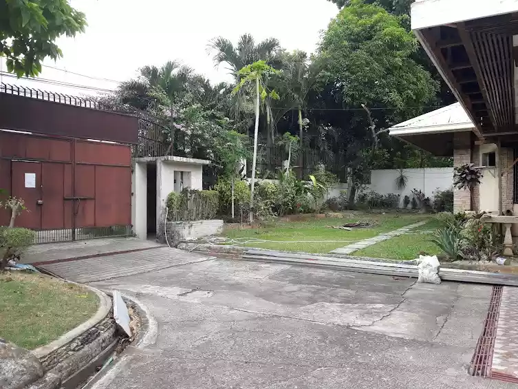 For rent Gated  5 bedrooms unfurnished house  with big parking space in Talamban cebu city near Ateneo De Cebu — Retirement House in Cebu City, Cebu, Philippines — Photo 3