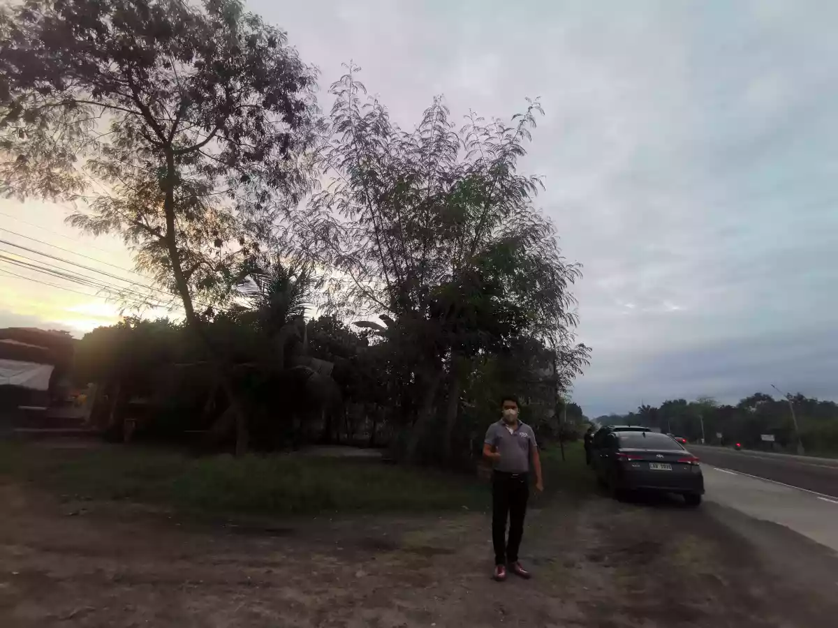854sqm 2House and Lot Corner Lot Along Highway  - photo 3