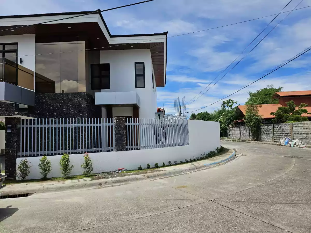 4 Bedrooms with Balcony and Pool — Retirement House in M.L. Quezon National Highway, Lapu-Lapu, Cebu — Photo 6