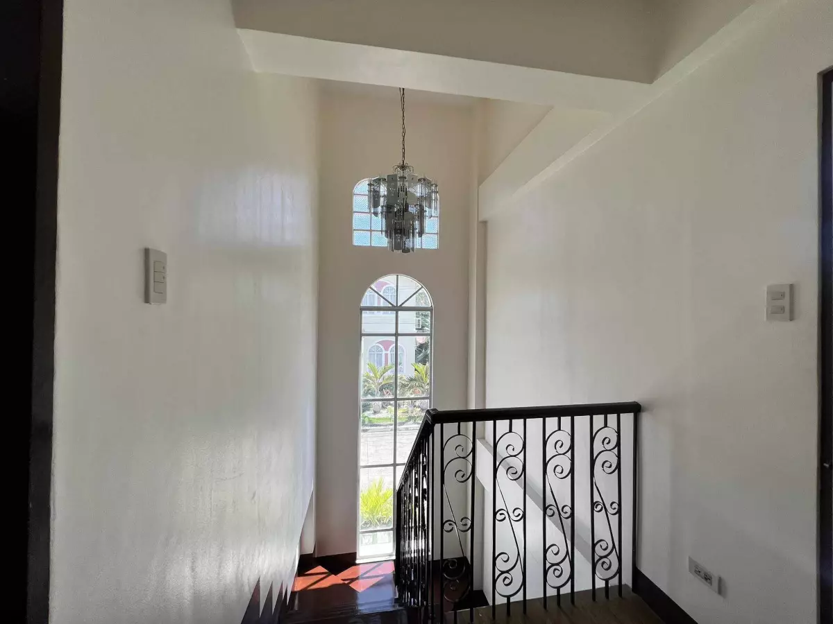 Beautiful House and Lot in MInglanilla - photo 2