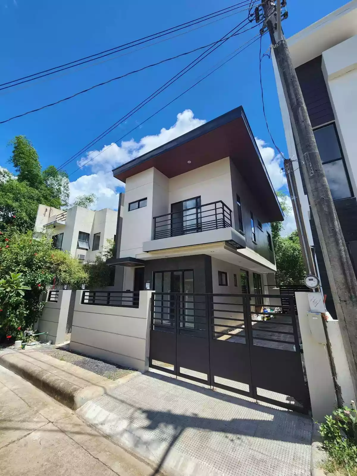 5 BEDROOM HOUSE AND LOT IN METROPOLIS TALAMBAN