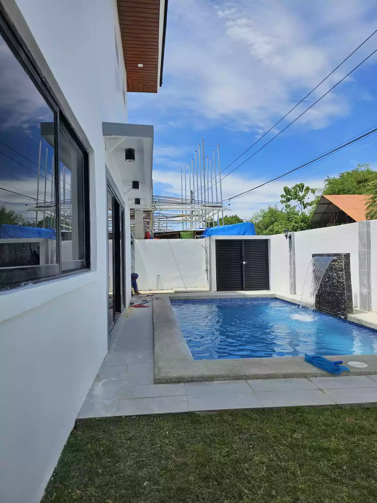 4 Bedrooms with Balcony and Pool — Retirement House in M.L. Quezon National Highway, Lapu-Lapu, Cebu — Photo 4