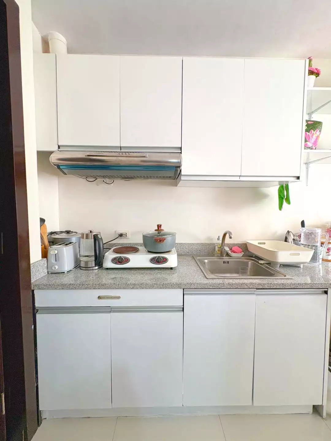 NEWLY RENOVATED FULLY FURNISHED Studio Unit for Sale in Bamboo Bay — Studio in Hernan Cortes Street, Mandaue City, Central Visayas — Photo 7