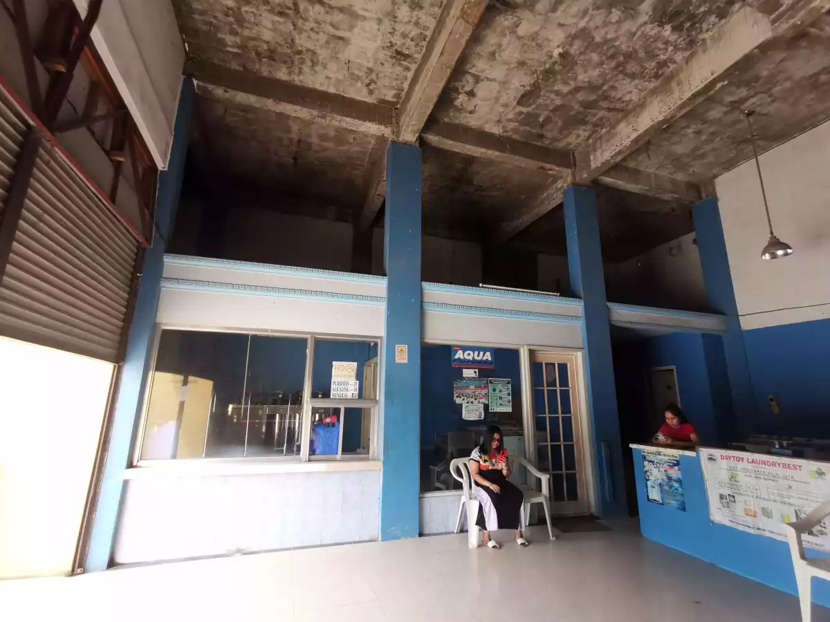 Commercial Building , two storey. Existing Water Refilling and Laundry Services. 192 sq. front Lot area & 180 sq. m - lot at the back. - photo 6