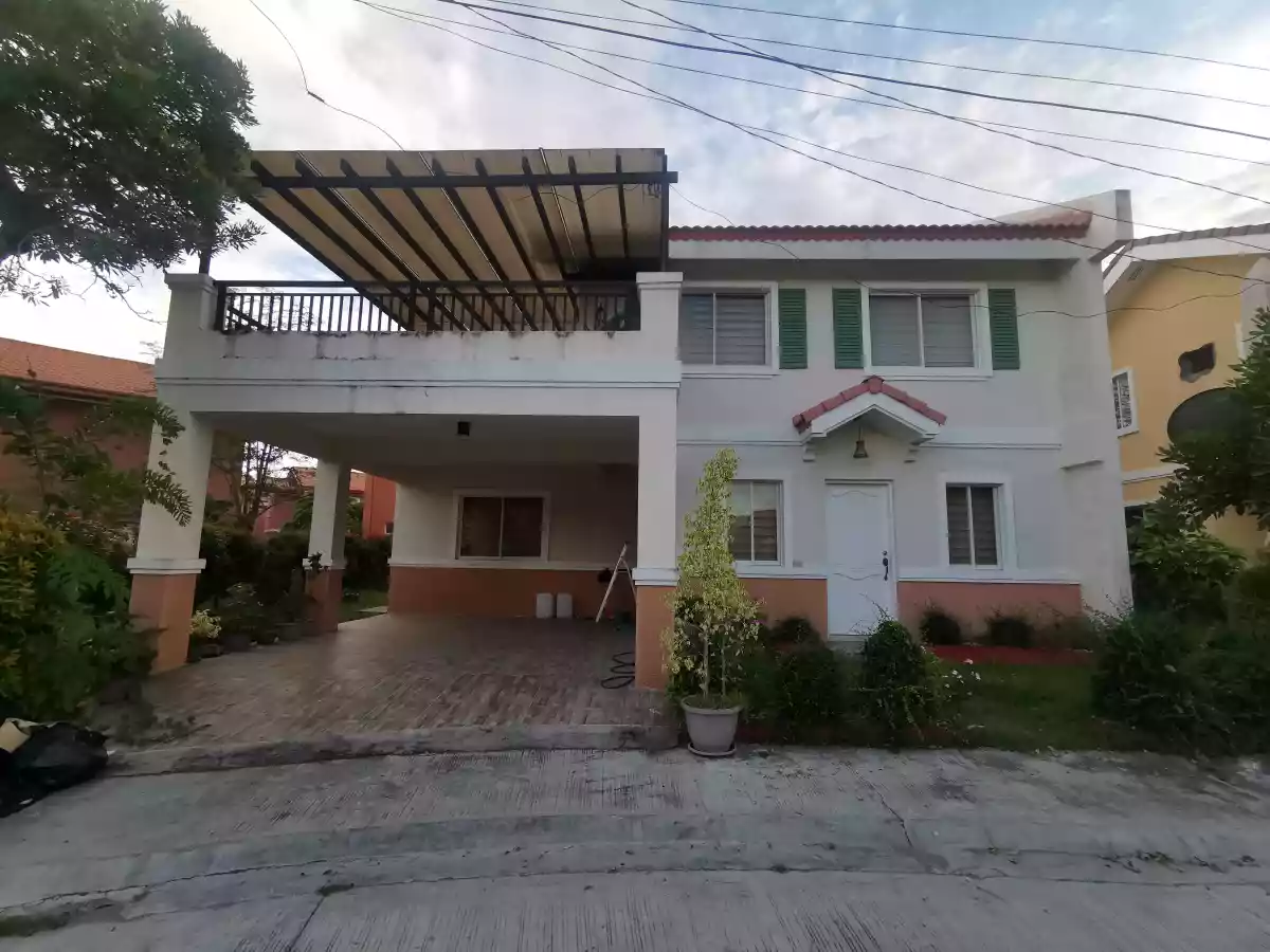 3 Bedrooms and 2 Toilet and Bath with Stockroom and Laundry 