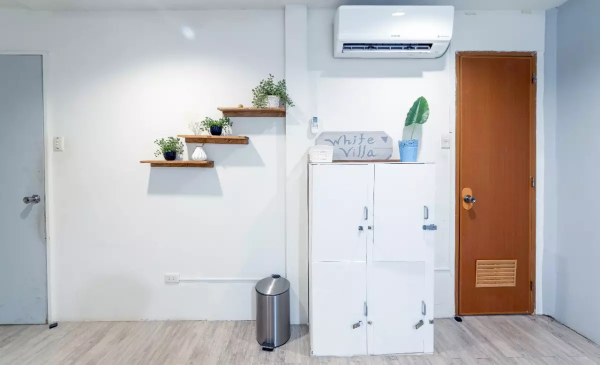 HOUSE AND LOT FOR RENT - photo 2