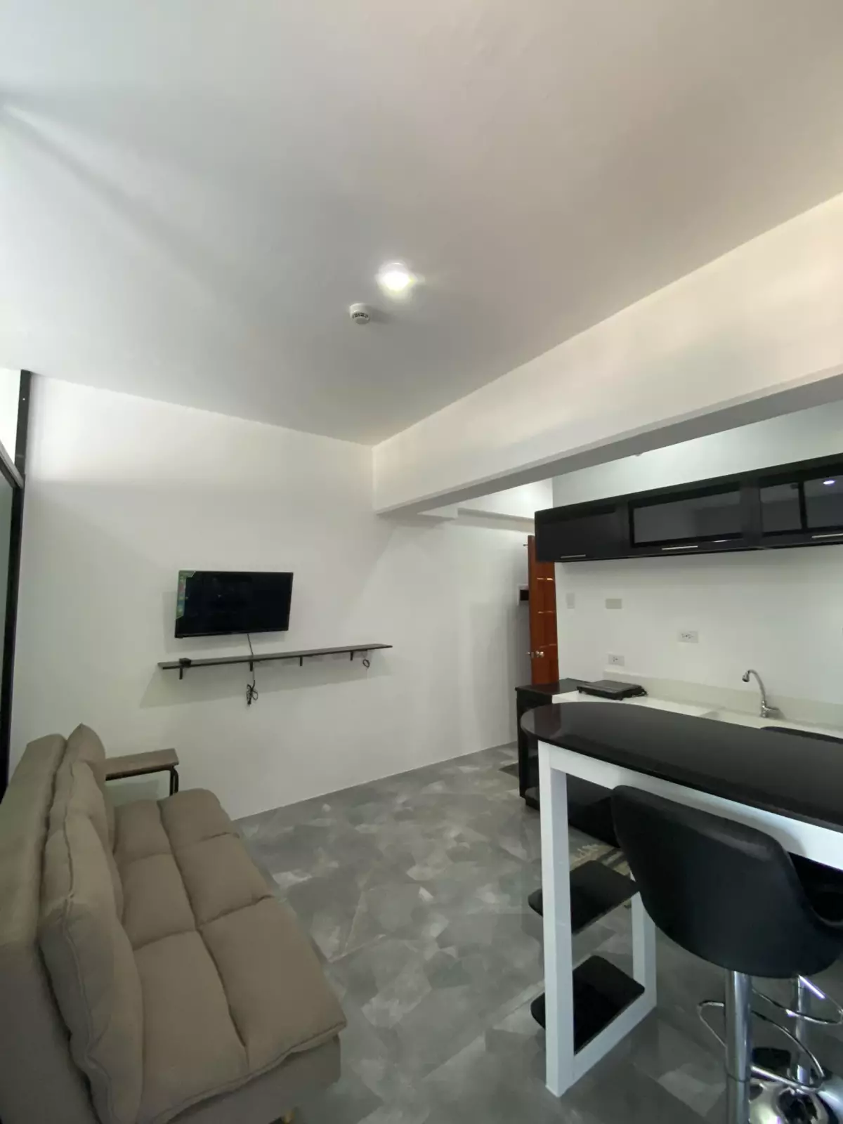 Open photo 12 of 21 — Royal oceancrest 1 bedroom condominium fully funished unit