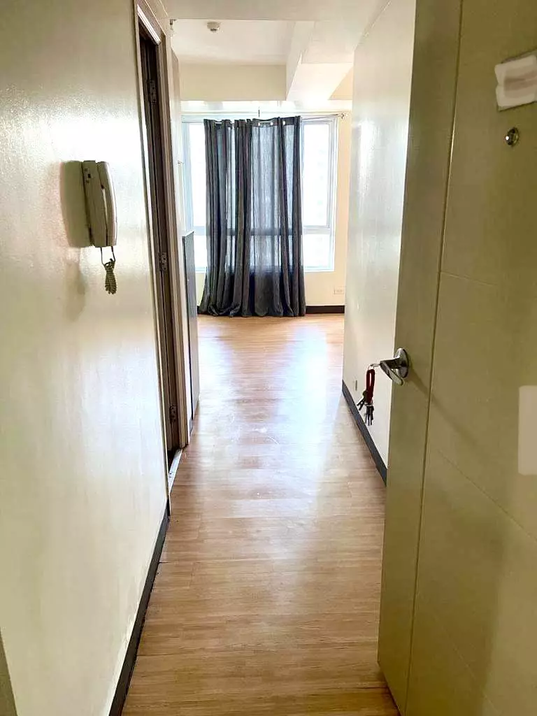 Income-genarating, 26 sqm Studio unit and Parking in the heart of Makati Central Business District!!! — Studio in H.V. Dela Costa, Makati, Metro Manila — Photo 7