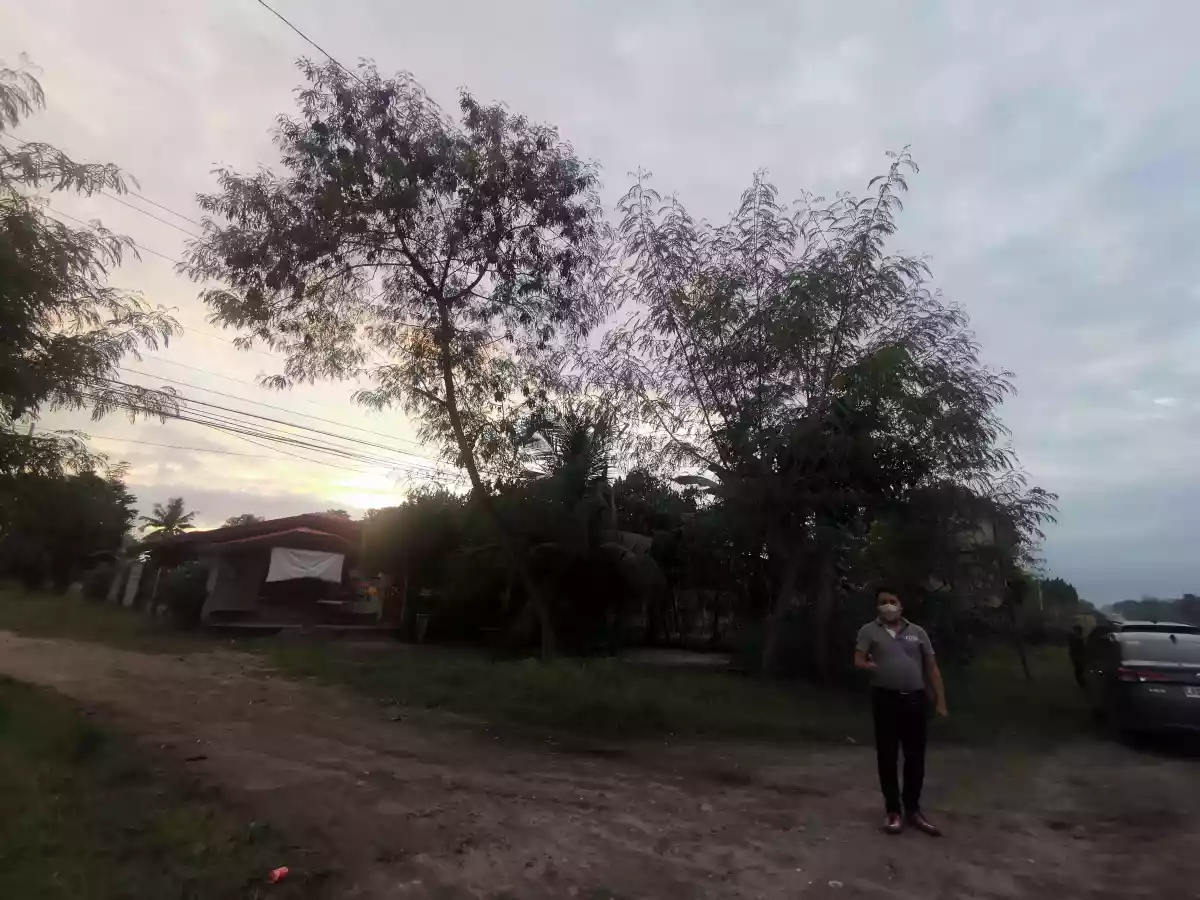 854sqm 2House and Lot Corner Lot Along Highway  - photo 2