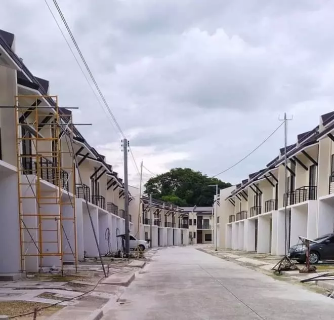 P300K ASSUME PRICE, TOWNHOUSE UNIT MID. SACRIFICE SALE! - photo 4