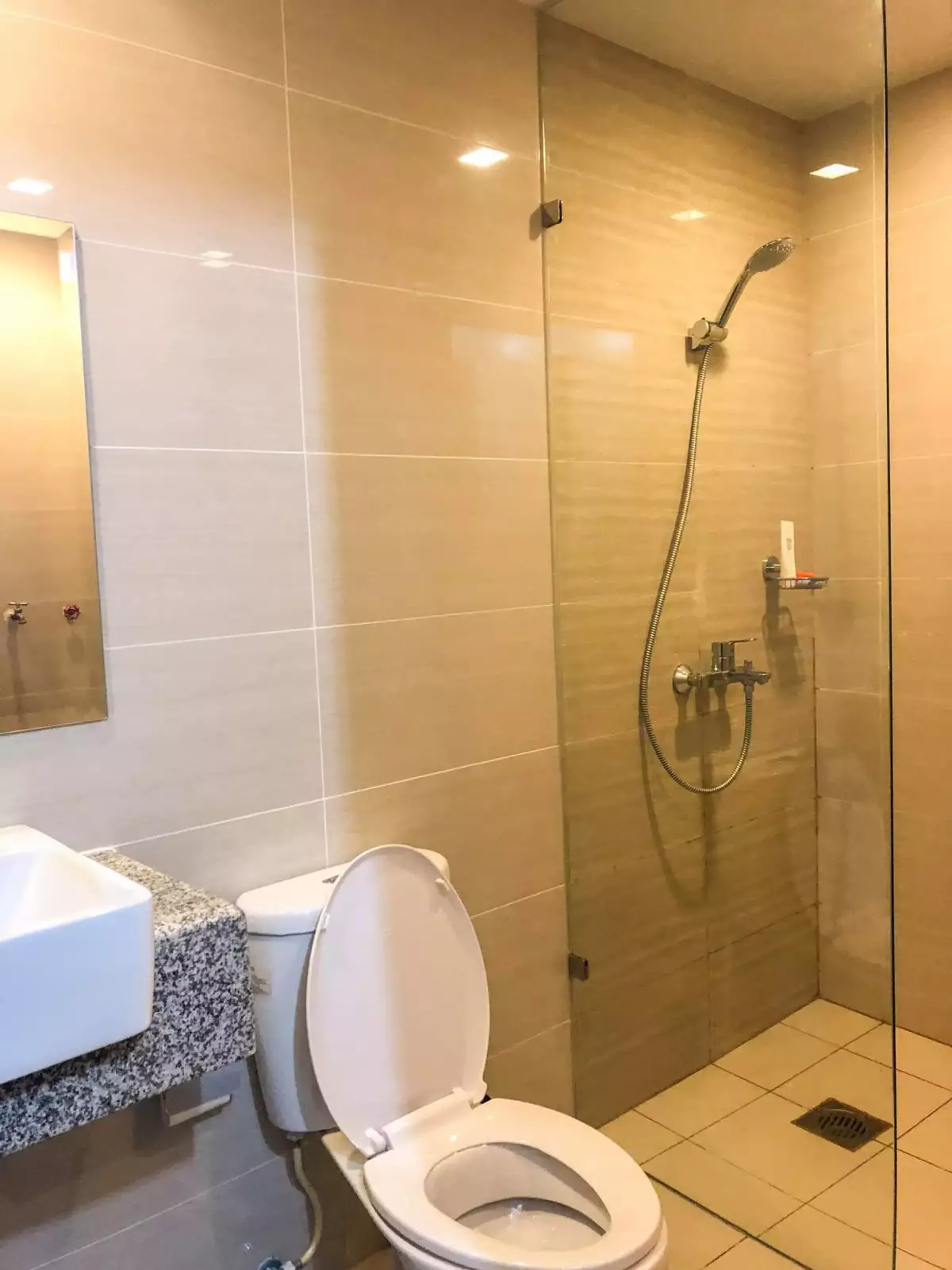 Fully Furnished 1 bedroom condo at BGC - photo 2