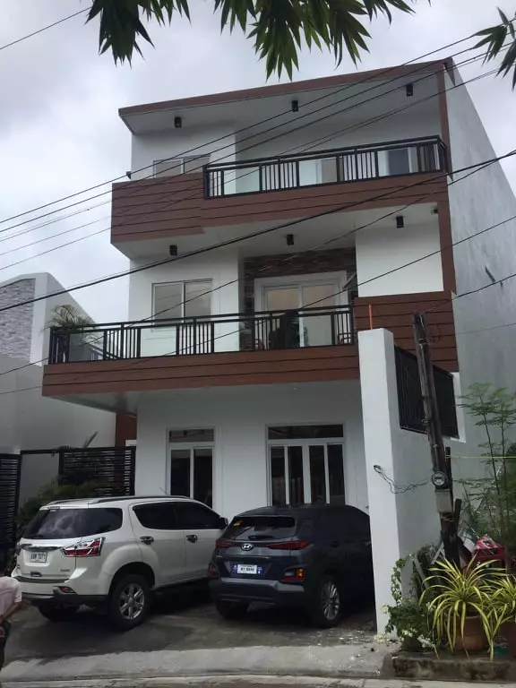 3 Storey House and lot In Newtown Estate Pardo Cebu