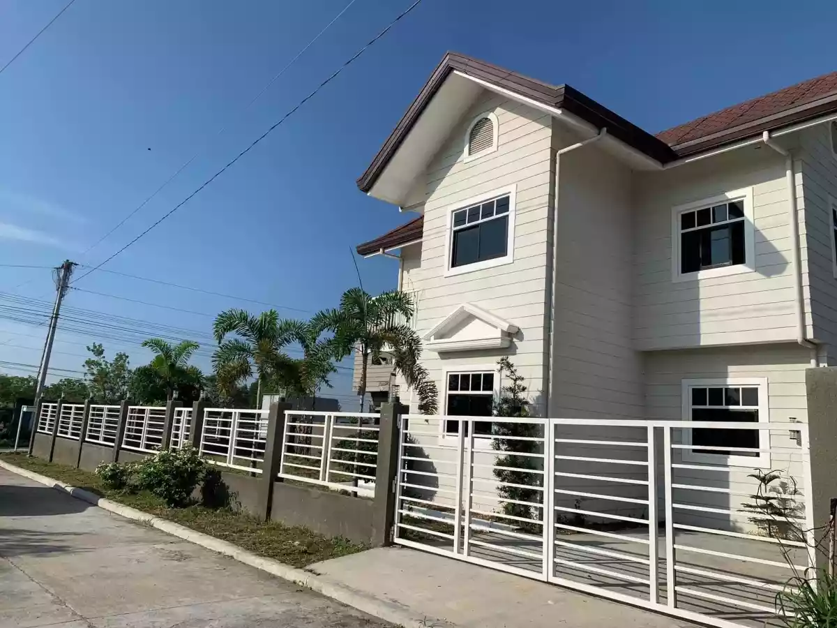 FULLY FENCED TWO-STOREY RESIDENTIAL BUILDING - photo 2