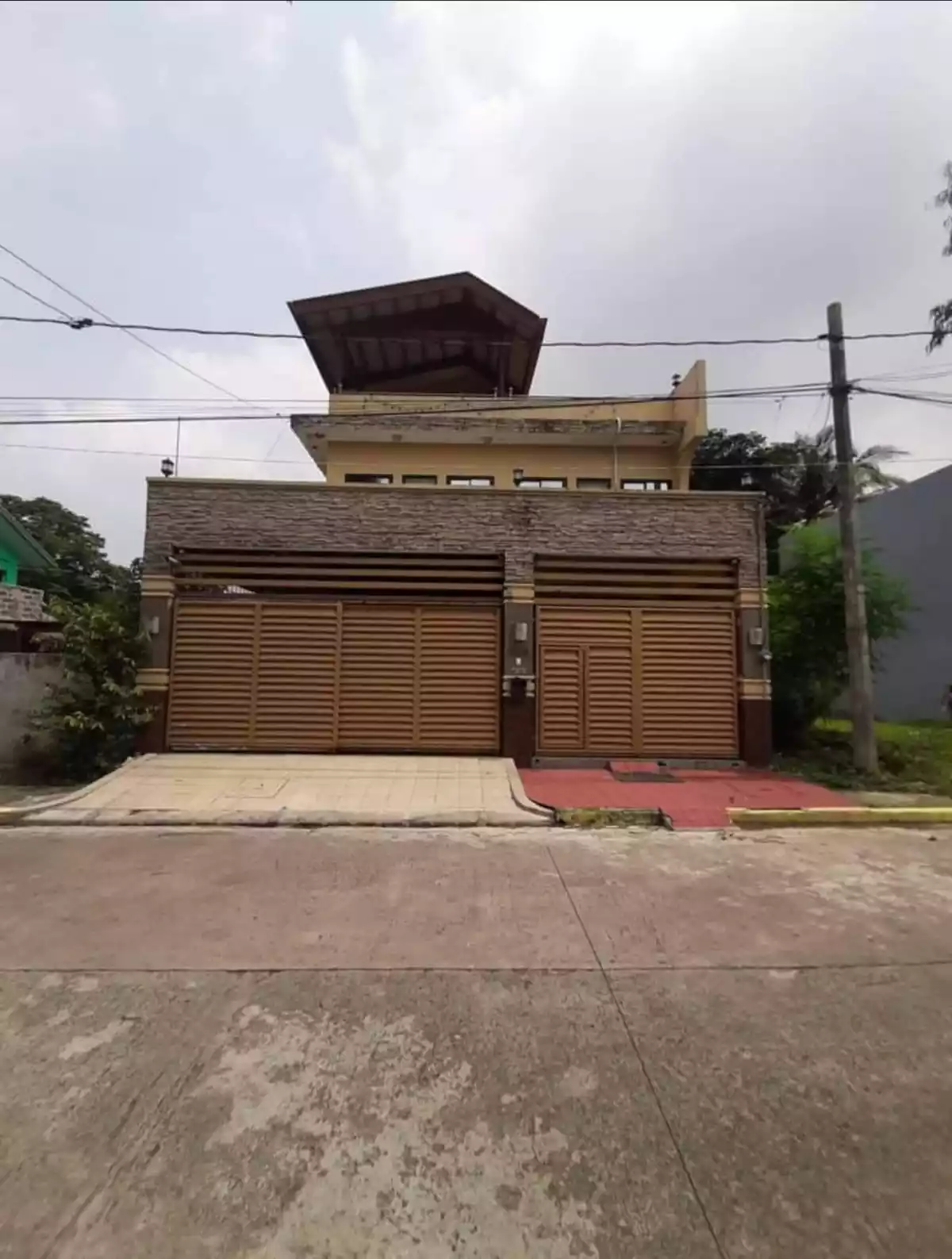 3 Storey House and Lot in Executive Village in Dasmarinas, Cavite — House and Lot in Executive Village, Dasmariñas, Cavite — Photo 4