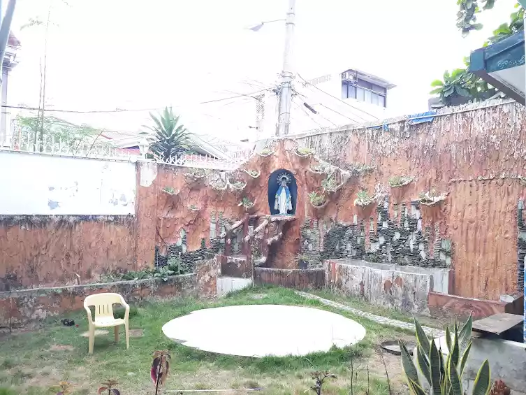 For rent 5 bedrooms House with 3 small units Apartment in Mandaue City Cebu - photo 4
