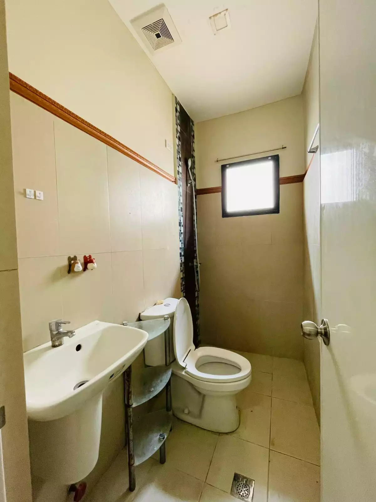 4 Bedrooms single attached house for rent in Canduman Mandaue City Cebu. Near Ateneo De Cebu — House and Lot in Mandaue City, Cebu, Philippines — Photo 5