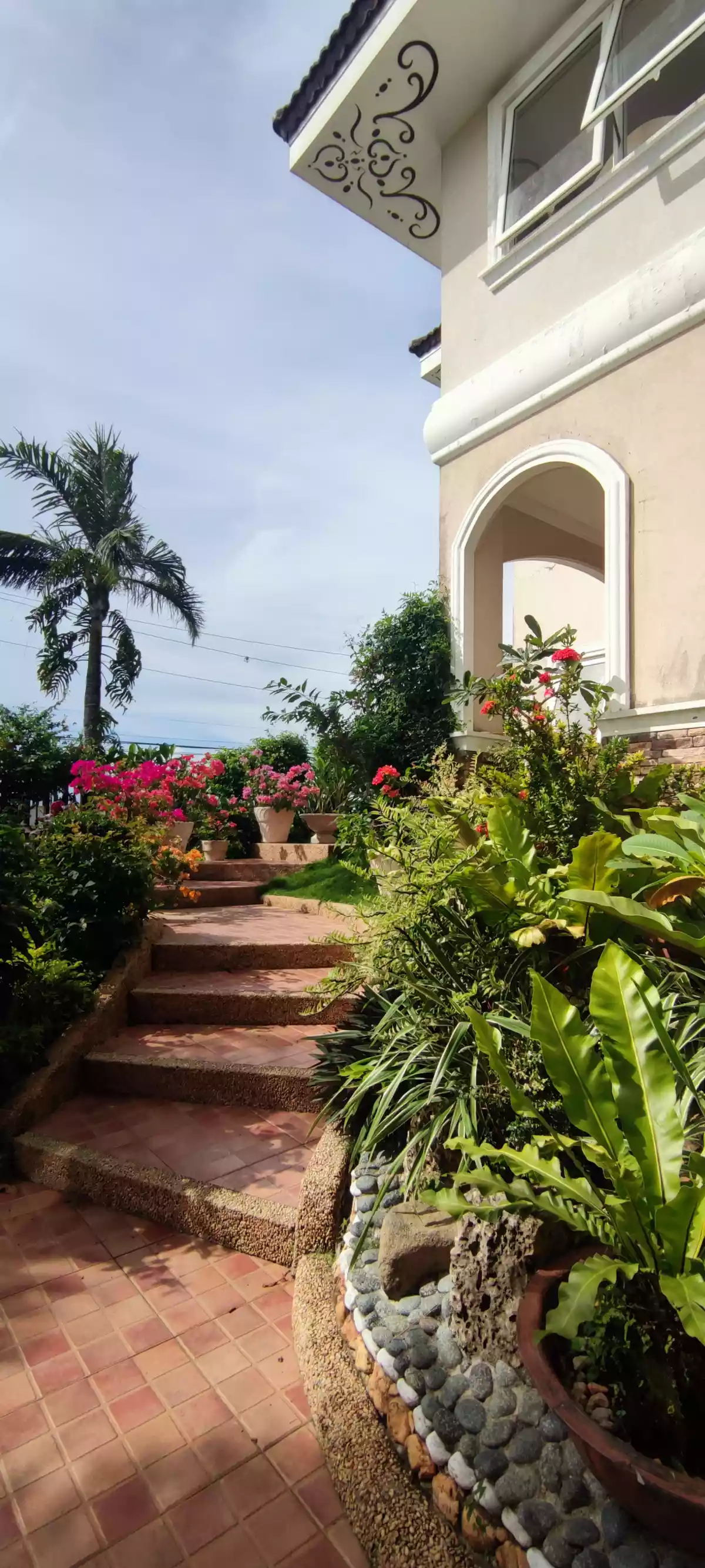 Luxury House with Pool in Consolacion at 45M - photo 5