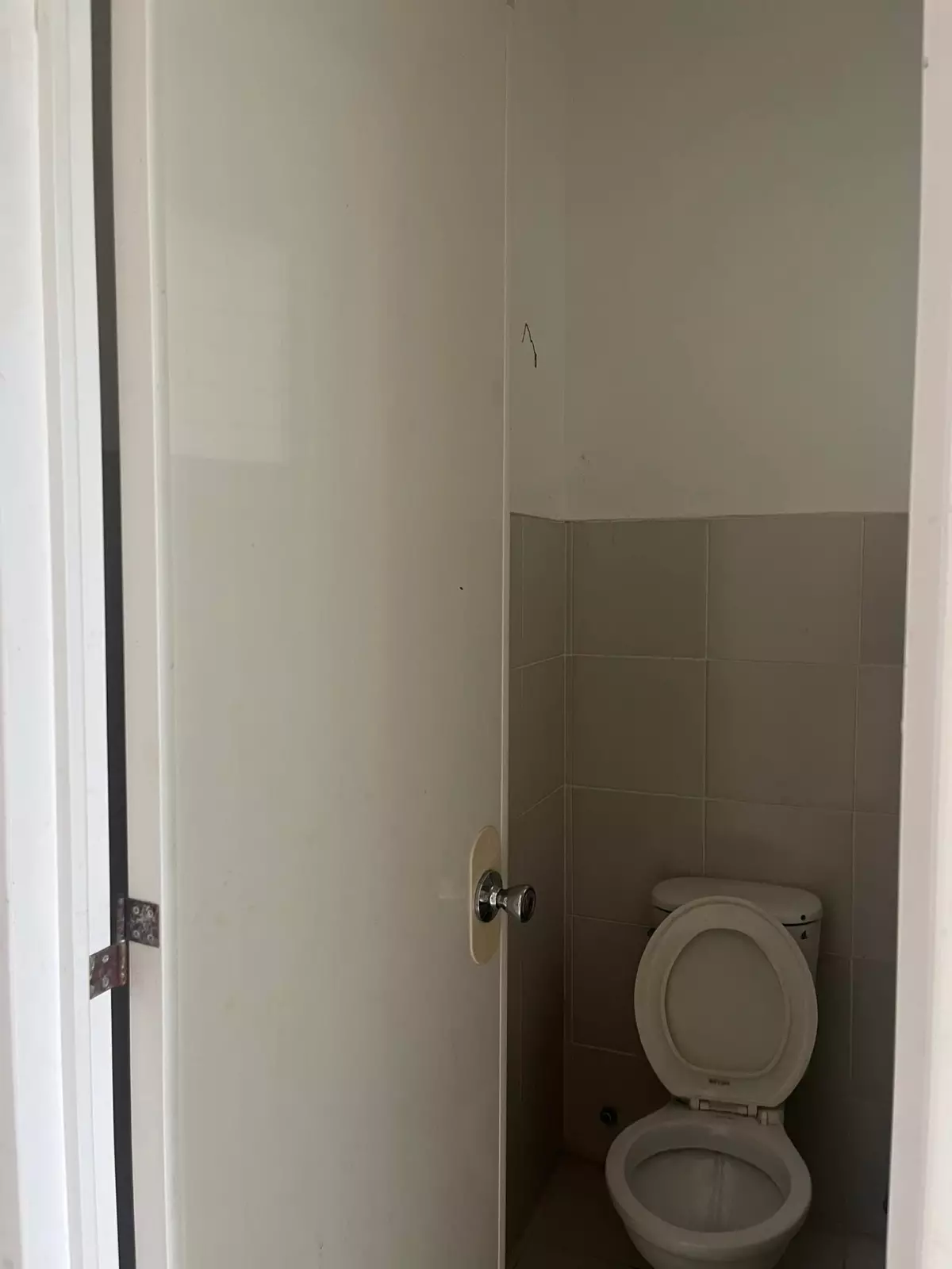 Open photo 14 of 17 — 3 STOREY COMMERCIAL BUILDING  FOR SALE
