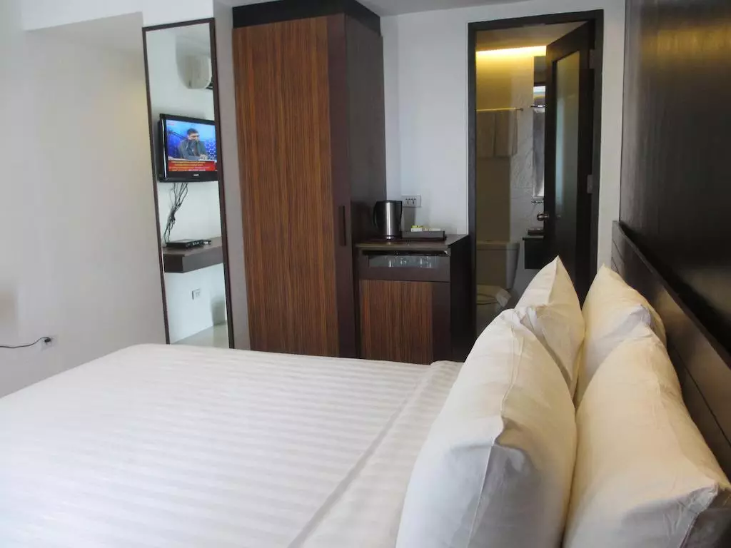 For Sale, Forclosed Fully Furnished Studio Unit Condominium at Cityscape Hotel - photo 3
