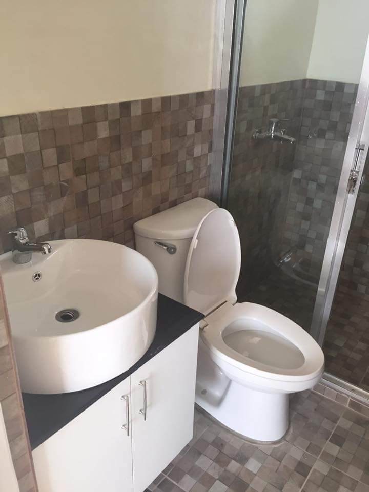 3 Bedrooms and 2 Toilet and Bath with Stockroom and Laundry  - photo 5