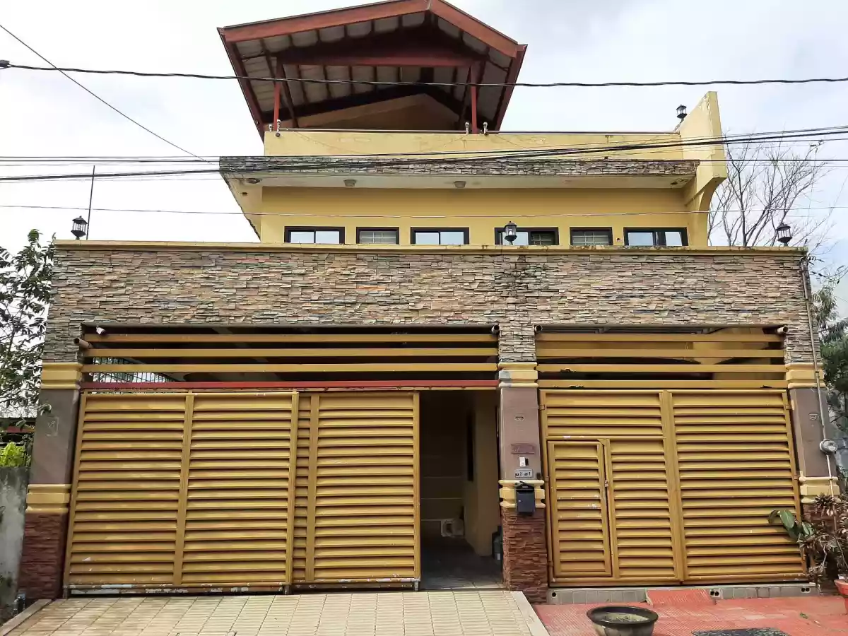THREE STOREY 4 BEDROOMS 8 CAR GARAGE HOUSE & LOT INSIDE AN EXECUTIVE VILLAGE IN DASMA CAVITE NEAR SM DASMA