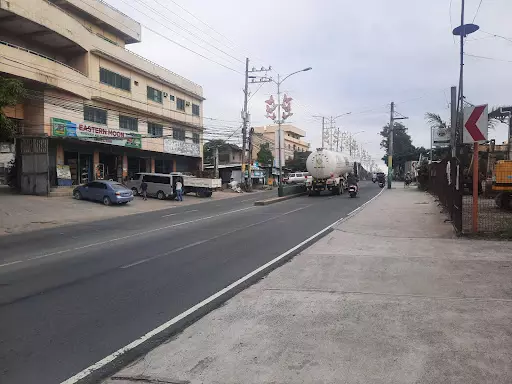 Commercial lot along Governor's drive Dasma, Cavite — Commercial Lot in Dasmari?as, Cavite, Philippines — Photo 3