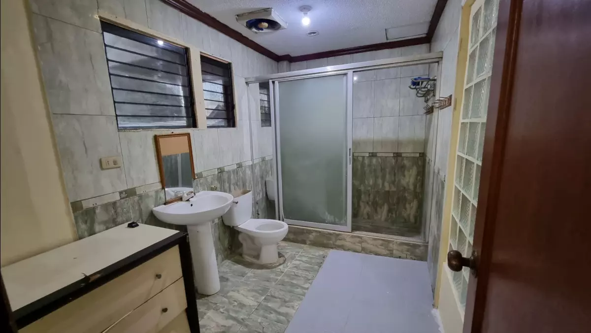 OFFICE WITH 6 ROOMS — Building in Cagayan de Oro, Misamis Oriental, Philippines — Photo 3