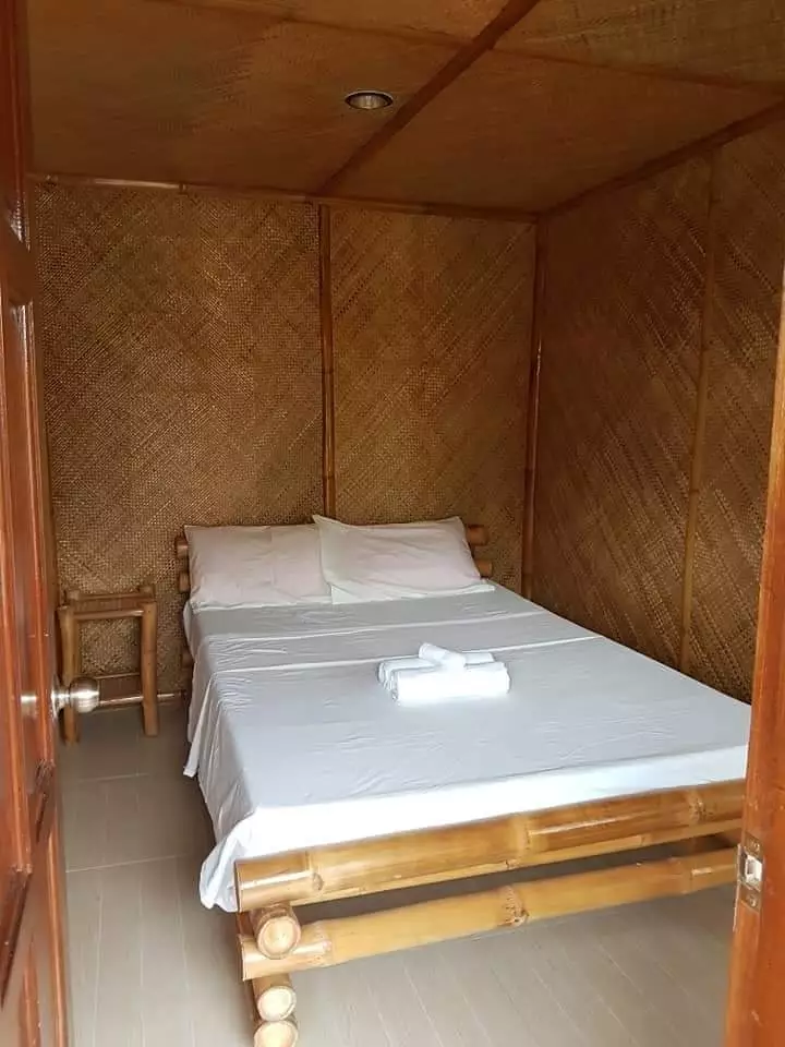 LODGING HOUSE FOR SALE IN MALAPASCUA ISLAND, CEBU