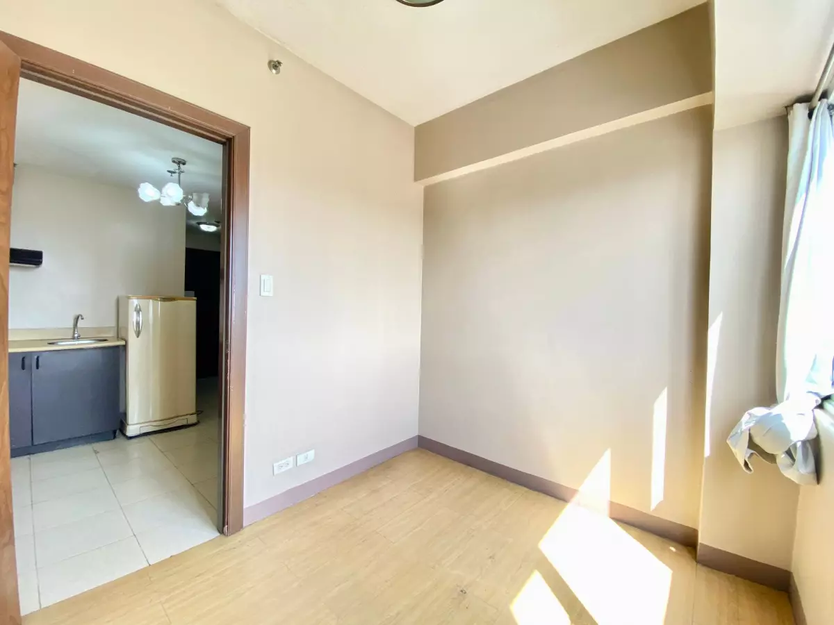 SEMI-FURNISHED 1BR UNIT FOR LEASE at Ridgewood Towers — 1 Bedroom in Carlos P. Garcia Avenue, Taguig, Metro Manila — Photo 4