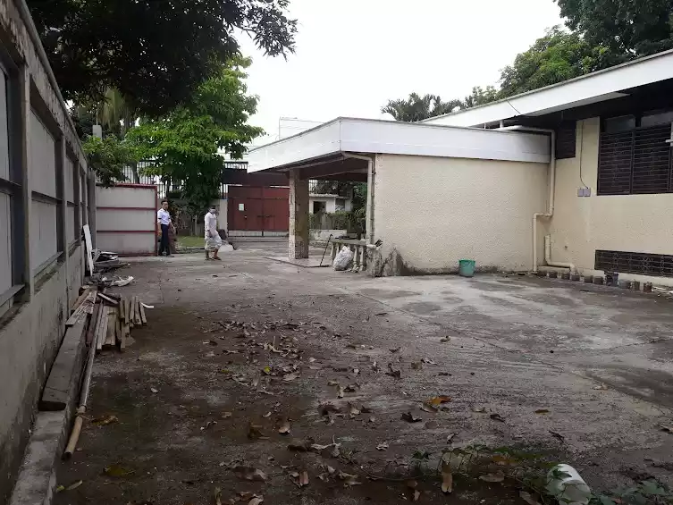 For rent Gated  5 bedrooms unfurnished house  with big parking space in Talamban cebu city near Ateneo De Cebu — Retirement House in Cebu City, Cebu, Philippines — Photo 5