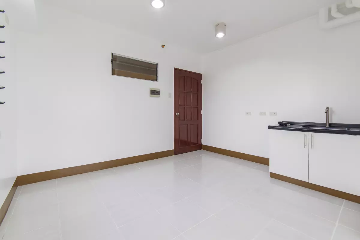 Corner Studio Unit with Large Balcony beside IT Park - photo 7