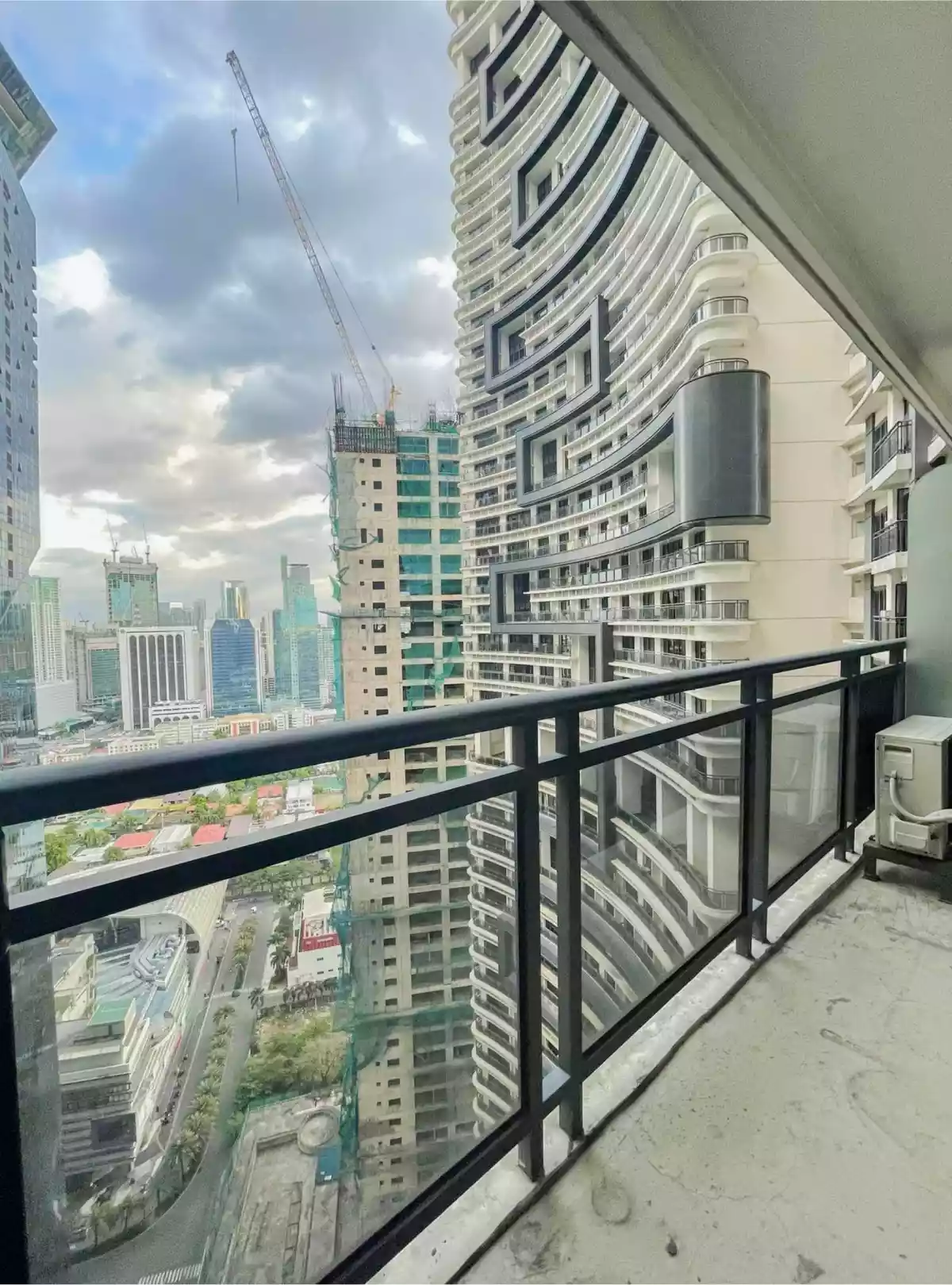 STUDIO UNIT w/ BALCONY FOR LEASE at KNIGHTSBRIDGE RESIDENCES, Makati   - photo 5
