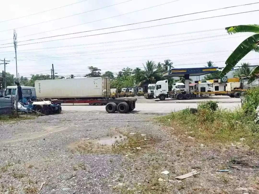 For SALE: HOUSE & LOT ( two- storey concrete house with car garage ) situated at the industrial zone along the main highway of Panabo Wharf Road, Panabo City. It is close proximity to wharf and other business establishments in the area. — Residential Lot in Panabo, Davao del Norte, Philippines — Photo 3